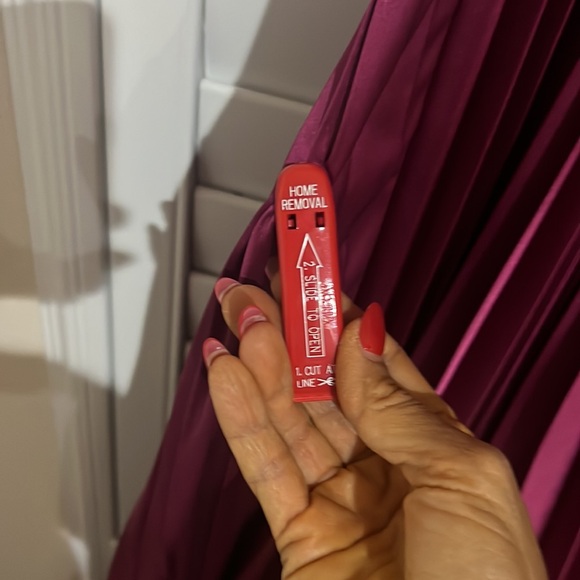 IEENA FOR MAC DUGGAL
Pleated A-Line Flowing Sleeve Gown size 2 new - Picture 12 of 15